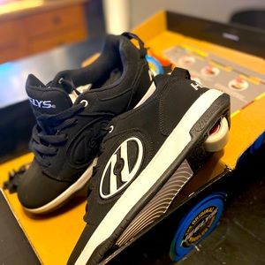 Mens HEELYS skater shoes….. size 9 color black